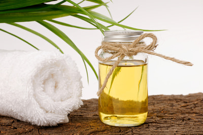 Handtuch und Aroma-Öl, Feel good, Petra Bork / pixelio.de